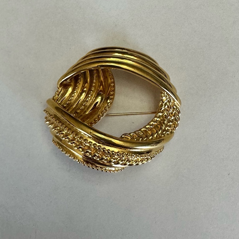 Ladies large vintage gold tone Monet signed statement brooch‎ pin